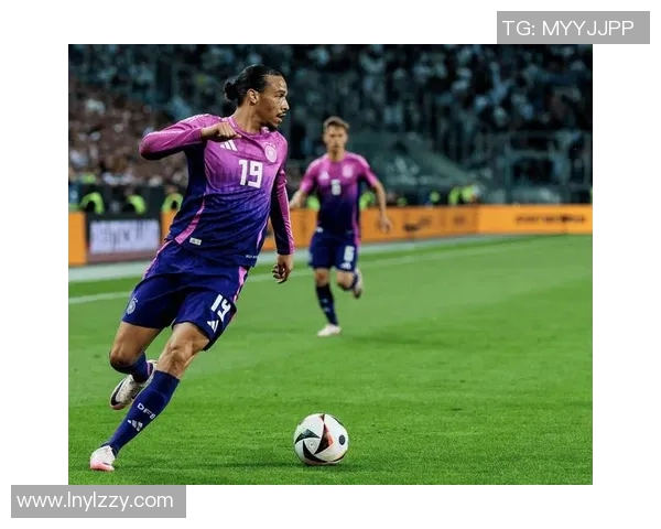 外国球星亲身示范训练技巧激励年轻球员提升足球水平