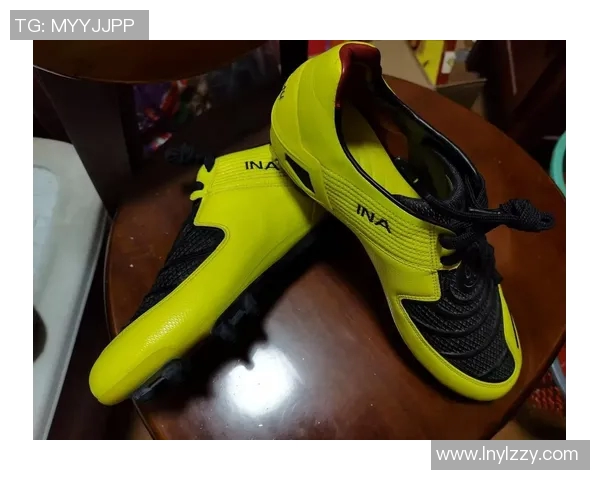 揭秘足球球星最常用的经济实惠鞋款价格与性能分析